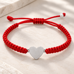 Alternative view of Pulsera Tejida Roja con Corazón Liso Plateado – Ajustable
