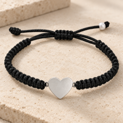 Alternative view of Pulsera Tejida Negro con Corazón Liso Plateado – Ajustable